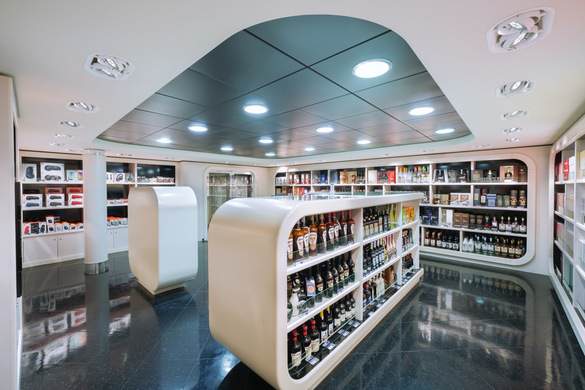 MSC Cruises MSC Divina Shopping - Credit - MSC Rights - Ivan Sarfatti 3.jpg